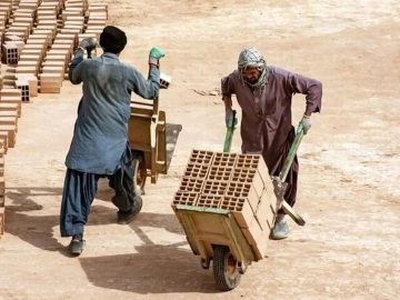سمیه گلپور، رئیس کانون عالی انجمنهای صنفی کارگران ایران، در گفتوگو با «انتخاب»: کارفرماها علاقهمند به جذب کارگران افغانستانی هستند، زیرا هیچ جایگاه حقوقی و مالی برای این افراد وجود ندارد/ آیا رواست به کارگر ایرانی تهمت بزنند که به دنبال کار نیست؟ نیروی ما اگر ۳۰ الی ۴۰ میلیون حقوق بگیرد و شغلی شرافتمندانه داشته باشد، چرا کار نکند؟