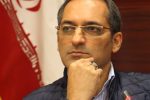 انتظار همکاران از هدیه روز کارگر آقای راد مدیر عامل شرکت مادر تخصصی بازرگانی دولتی ایران و هیات مدیره ؛ بازگشت فوق العاده خاص به احکام کارگری ها   برای اثبات توسعه در یک کشور باید دید در کنار افزایش درآمد سرانه، آیا فقر،بیکاری و نابرابری در آن کشور تغییراتی کرده است تا در صورت بهبود این شاخص ها ،توسعه وقوع خواهد یافت. معتقدم توسعه را باید براساس نیازهای اساسی انسان تعریف کرد. به مانند همیشه تاکید ویژه دارم که توجه به اهداف سطح پایین منجر به تحقق اهداف سطح بالا می شود  چرا که منابع انسانی به خصوص کارگران به عنوان نیروی محرکه تولید کالا و خدمات ، بازوان اصلی رشد و توسعه سازمان ها می باشند چرا که علیرغم پیشرفت روز افزون تکنولوژی و فنآوری ها،  کار توسط نیروی کار انجام می شود.  با توجه به این دیدگاه  و اینکه مهم‌ترین و کلیدی ترین منبع سازمانی ،منابع انسانی است ،باور و ایمان قلبی بنده این است که “اهداف و نیازهای سطح پایین، ابزار رسیدن به اهداف سطح بالا و کلان می‌باشند”.  در سیاست گذاری ها و  تعیین اهداف بلند و کلان و ارجاع آن به سطوح پایین تر برای تحقق می‌ بایست اهداف سطح پایین که برخاسته از نیازها و خواسته های کارکنان است مورد توجه قرار گیرد  بدیهی است توجه به اهداف سطح پایین منجر به تحقق اهداف سطح بالا می شود  از این رو، مدیران ارشد برای رسیدن به اهداف کلان می‌بایست ابتدا هوشمندانه، اهداف و نیازهای سطح پایین (منابع انسانی) را ببینند چرا که توجه به نیروی کار، اصل توسعه یافتگی و افزایش بهره وری است.  در ادامه ضمن تبریک روز جهانی کارگر به همه همکاران عزیز ستاد و استان ها که حتی در بحرانی ترین شرایط زمانی و مکانی در تامین کالاهای اساسی هموطنان، جانانه نقش آفریدند دو خواسته مهم را در قالب پیشنهاد و راهکار مشخص به نمایندگی سایر اعضای محترم هیات مدیره انجمن صنفی کارکنان تابع قانون کار شرکت و همکاران عزیز به منظور جبران این مجاهدت ها و ایجاد آرامش و آسایش ایشان و خانواده شان تقدیم جناب آقای دکتر راد معاون محترم وزیر و اعضای محترم هیات مدیره نموده تا با تدابیر کارگشایانه ایشان به عنوان یادگاری ارزشمند، موجبات رضایت مندی  و خشنودی همکاران عزیز فراهم شود:  ۱_ با توجه به ثبت کامل اطلاعات تمامی کارکنان شرکت در سامانه یکپارچه نظام اداری به منظور اعمال فوق العاده خاص مندرج در ماده ۱۰۶ برنامه هفتم و همچنین شاخص هایی همچون سابقه خدمت،سختی کار،اهمیت شغل و شرایط محیطی در دستور العمل فوق العاده مذکور برای کلیه کارکنان ارائه دهنده خدمات ، اطلاق کارکنان تابع قانون کار همچون همکاران خدمات کشوری در دایره افراد مشمول برخورداری فوق العاده خاص مورد انتظار است. ۲_ با توجه به دغدغه و نگرانی های تامین مسکن کارگری و گفتگوهای ارزشمند و سازنده با برخی اعضای محترم هیات مدیره و مدیران ستاد در استفاده از  ظرفیت و بستر مصوبه مولدسازی دارایی های دولت، مصوبه شصت و هفتم جلسه شورای عالی هماهنگی اقتصادی سران قوا ، فرصت خلاقانه ای است که می توان  در  راستای اصل یکصد و بیست و سوم قانون اساسی و همچنین قانون جهش تولید مسکن و طرح نهضت ملی مسکن و بمنظوراجرای  ماده ۶ قانون ساماندهی و حمایت از تولید و عرصه مسکن، اراضی راکد سازمان  که مشمول استفاده نمی باشند و طبق قانون مولد سازی ،می بایست شناسی و معرفی گردند  به اجماع نظر و اقدام واحد رسید تا انتفاع اراضی مذکور را با اخذ مجوز و کاربری لازم برای تامین مسکن کارگران و سایر کارکنان شاغل در سازمان  تسریع و تسهیل کرد.  تصمیمی که  می تواند موثرترین و ماندگارترین اقدام معاون محترم وزیر و هیات مدیره محترم برای معیشت و رفاهی کلیه همکاران باشد.   جهان یادگارست و ما رفتنی  به گیتی نماند به جز مردمی   فریدون امیریان  رئیس هیات مدیره انجمن صنفی کارکنان تابع قانون کار                           شرکت مادر تخصصی بازرگانی دولتی ایران      @somayegolpourchamarkohi  @somayegolpourchamarkohi