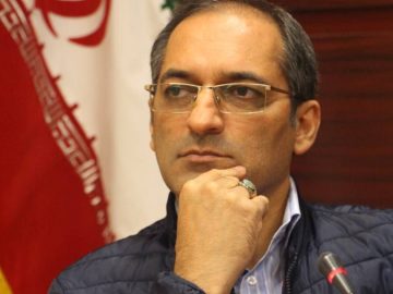 انتظار همکاران از هدیه روز کارگر آقای راد مدیر عامل شرکت مادر تخصصی بازرگانی دولتی ایران و هیات مدیره ؛ بازگشت فوق العاده خاص به احکام کارگری ها برای اثبات توسعه در یک کشور باید دید در کنار افزایش درآمد سرانه، آیا فقر،بیکاری و نابرابری در آن کشور تغییراتی کرده است تا در صورت بهبود این شاخص ها ،توسعه وقوع خواهد یافت. معتقدم توسعه را باید براساس نیازهای اساسی انسان تعریف کرد. به مانند همیشه تاکید ویژه دارم که توجه به اهداف سطح پایین منجر به تحقق اهداف سطح بالا می شود چرا که منابع انسانی به خصوص کارگران به عنوان نیروی محرکه تولید کالا و خدمات ، بازوان اصلی رشد و توسعه سازمان ها می باشند چرا که علیرغم پیشرفت روز افزون تکنولوژی و فنآوری ها، کار توسط نیروی کار انجام می شود. با توجه به این دیدگاه و اینکه مهمترین و کلیدی ترین منبع سازمانی ،منابع انسانی است ،باور و ایمان قلبی بنده این است که “اهداف و نیازهای سطح پایین، ابزار رسیدن به اهداف سطح بالا و کلان میباشند”. در سیاست گذاری ها و تعیین اهداف بلند و کلان و ارجاع آن به سطوح پایین تر برای تحقق می بایست اهداف سطح پایین که برخاسته از نیازها و خواسته های کارکنان است مورد توجه قرار گیرد بدیهی است توجه به اهداف سطح پایین منجر به تحقق اهداف سطح بالا می شود از این رو، مدیران ارشد برای رسیدن به اهداف کلان میبایست ابتدا هوشمندانه، اهداف و نیازهای سطح پایین (منابع انسانی) را ببینند چرا که توجه به نیروی کار، اصل توسعه یافتگی و افزایش بهره وری است. در ادامه ضمن تبریک روز جهانی کارگر به همه همکاران عزیز ستاد و استان ها که حتی در بحرانی ترین شرایط زمانی و مکانی در تامین کالاهای اساسی هموطنان، جانانه نقش آفریدند دو خواسته مهم را در قالب پیشنهاد و راهکار مشخص به نمایندگی سایر اعضای محترم هیات مدیره انجمن صنفی کارکنان تابع قانون کار شرکت و همکاران عزیز به منظور جبران این مجاهدت ها و ایجاد آرامش و آسایش ایشان و خانواده شان تقدیم جناب آقای دکتر راد معاون محترم وزیر و اعضای محترم هیات مدیره نموده تا با تدابیر کارگشایانه ایشان به عنوان یادگاری ارزشمند، موجبات رضایت مندی و خشنودی همکاران عزیز فراهم شود: ۱_ با توجه به ثبت کامل اطلاعات تمامی کارکنان شرکت در سامانه یکپارچه نظام اداری به منظور اعمال فوق العاده خاص مندرج در ماده ۱۰۶ برنامه هفتم و همچنین شاخص هایی همچون سابقه خدمت،سختی کار،اهمیت شغل و شرایط محیطی در دستور العمل فوق العاده مذکور برای کلیه کارکنان ارائه دهنده خدمات ، اطلاق کارکنان تابع قانون کار همچون همکاران خدمات کشوری در دایره افراد مشمول برخورداری فوق العاده خاص مورد انتظار است. ۲_ با توجه به دغدغه و نگرانی های تامین مسکن کارگری و گفتگوهای ارزشمند و سازنده با برخی اعضای محترم هیات مدیره و مدیران ستاد در استفاده از ظرفیت و بستر مصوبه مولدسازی دارایی های دولت، مصوبه شصت و هفتم جلسه شورای عالی هماهنگی اقتصادی سران قوا ، فرصت خلاقانه ای است که می توان در راستای اصل یکصد و بیست و سوم قانون اساسی و همچنین قانون جهش تولید مسکن و طرح نهضت ملی مسکن و بمنظوراجرای ماده ۶ قانون ساماندهی و حمایت از تولید و عرصه مسکن، اراضی راکد سازمان که مشمول استفاده نمی باشند و طبق قانون مولد سازی ،می بایست شناسی و معرفی گردند به اجماع نظر و اقدام واحد رسید تا انتفاع اراضی مذکور را با اخذ مجوز و کاربری لازم برای تامین مسکن کارگران و سایر کارکنان شاغل در سازمان تسریع و تسهیل کرد. تصمیمی که می تواند موثرترین و ماندگارترین اقدام معاون محترم وزیر و هیات مدیره محترم برای معیشت و رفاهی کلیه همکاران باشد. جهان یادگارست و ما رفتنی به گیتی نماند به جز مردمی فریدون امیریان رئیس هیات مدیره انجمن صنفی کارکنان تابع قانون کار شرکت مادر تخصصی بازرگانی دولتی ایران @somayegolpourchamarkohi @somayegolpourchamarkohi